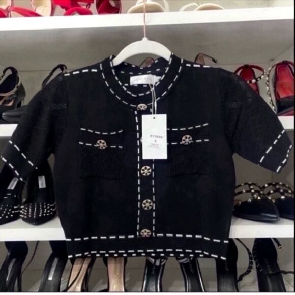 NWT Women Contrast Trim Button Detail Knit Top
Size S - Picture 6 of 9